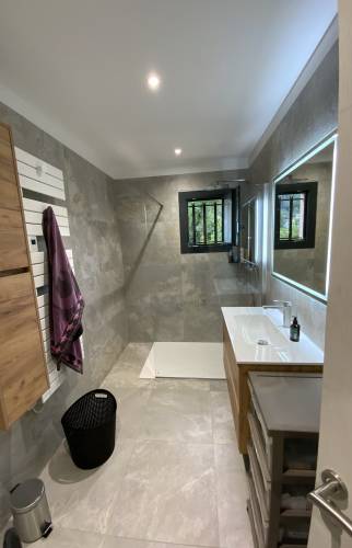 Salle de bain moderne La Maison Des Travaux Ales