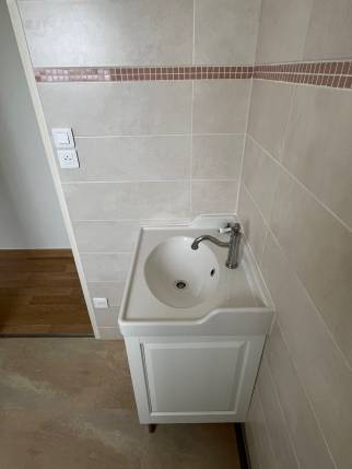 Rénovation d'appartement avec installation d'une meuble vasque dans la salle de bain - Nantes 44