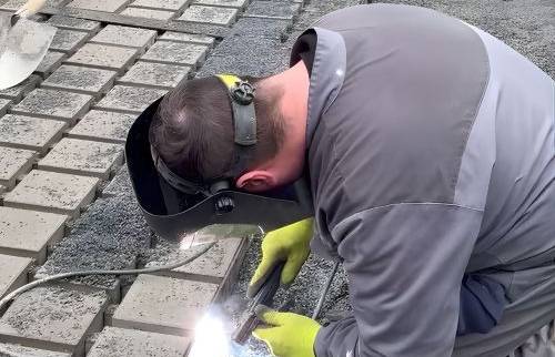 Finitions et ajustement des pavés – rénovation extérieure pilotée par La Maison Des Travaux Saint-Brieuc