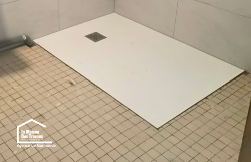 Mise en place d’une douche à fleur de sol lors de travaux d’adaptation PMR d’une salle de bain à Castillonnès, en Lot-et-Garonne.