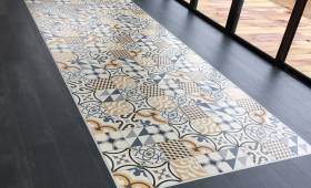 revêtement sol avec carrelage mosaïque vue de haut