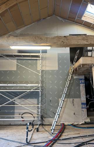 Installation des cloisons et de l’isolation lors du second œuvre de la rénovation.