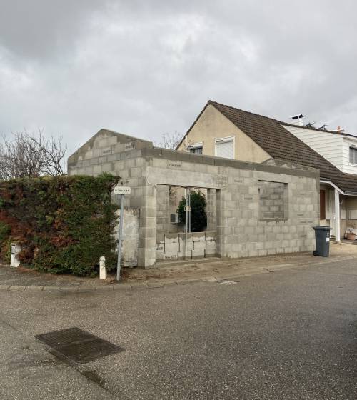 Marcy l'Etoile (69280) : vue pendant les travaux, ensemble des murs et du pignon en parpaings