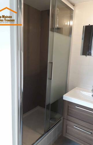 Une nouvelle douche pour cette salle de bains