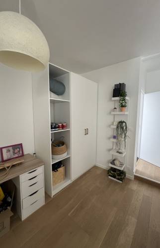  un placard sur mesure et des murs tout en blanc pour otpimiser l'espace - LMDT Yvelines