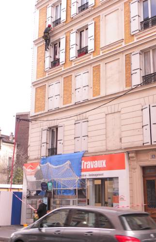 Vérifcation de façade avec un cordiste