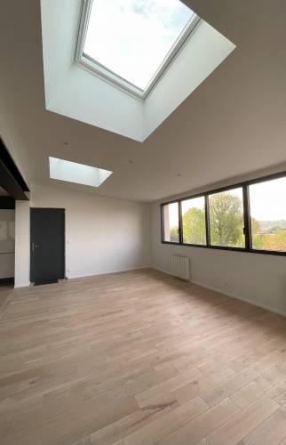 Pose de menuiseries en aluminium et grandes fenêtres de toit