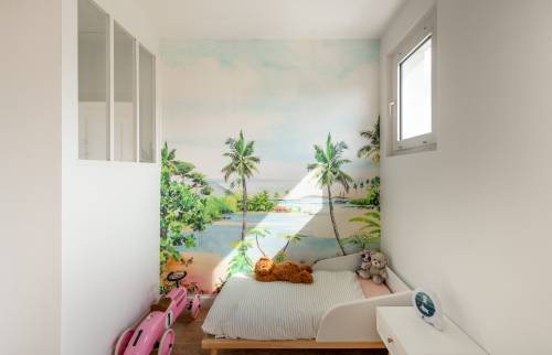 Lit simple et décoration tropicale pour une chambre d'enfant à Le Pecq.