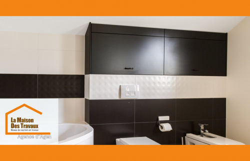 Confort et modernité avec cette salle de bain rénovée à Agen, alliant baignoire d’angle et finitions de qualité.