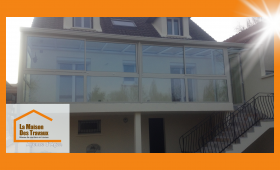 Véranda moderne à Bon-Encontre : une extension lumineuse parfaitement intégrée à la façade d’une maison traditionnelle.