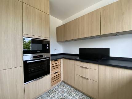 Aménagement d'une cuisine noir et bois