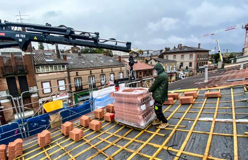 Livraison de matériel par camion grue