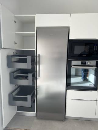 Travaux de rénovation de cuisine avec nombreux rangements - Nantes 44