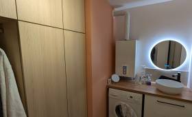 Placard sur mesure terminé – rangement fonctionnel et design dans la salle d’eau