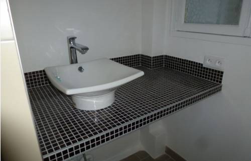 pose vasque sur carrelage métro à côté de la douche -Crécy-la-Chapelle – 77580 -