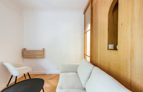 Détente assurée avec ce canapé-lit moderne et confortable à Paris 16e