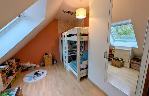 Placard sur-mesure terminé à Vern-sur-Seiche dans une chambre rénovée par La Maison Des Travaux Bruz