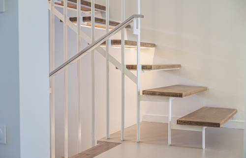 Rénovation d'un escalier vue sur le côté à Toulouse