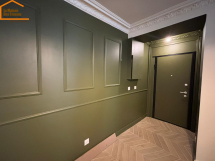 Entrée rénovée avec moulures d'origine, Paris 17e