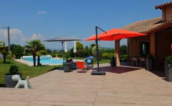 Réalisation d'une terrasse et d'une plage de piscine en dalles gres cérame posées sur plots, maison à Dommartin