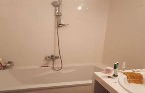 Salle de bain rénovée avec douche à l'italienne