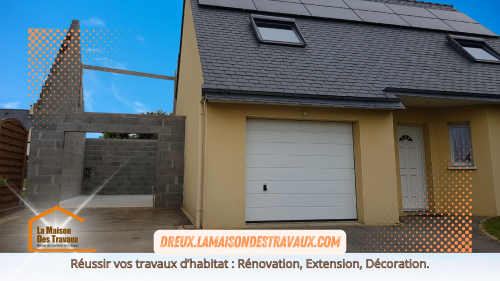 Vue avant les travaux, montrant l'ancien garage et l'espace de stationnement existant.