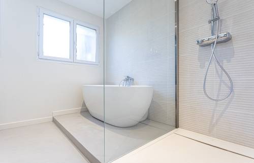 Salle de bains et douche rénovée intégralement