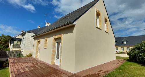 Réalisation d'un enduit sur Trégueux , encadrement des tableaux de fenêtre en parement pierres