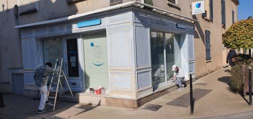 Travaux de ravalement de façade en cours sur un local professionnel - Brie-Comte-Robert 77170