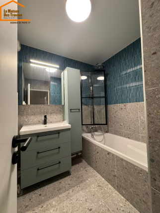 Salle de bain design avec faïence bleue et sol terrazzo - Paris 19