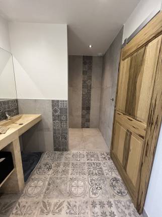 Pose d'un nouveau sol de salle de bain