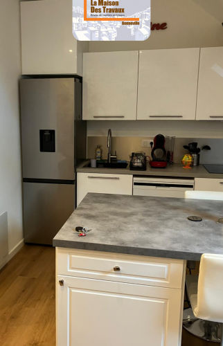 Cuisine équipée avec îlot central dans un appartement sous combles à Bonneville (74)