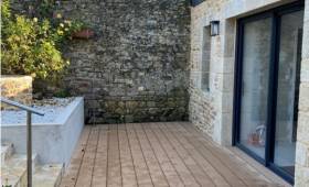 Création d’une terrasse en bois dans une maison secondaire à ARZON 56640