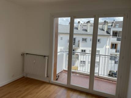 Le salon a été repeint et le parquet a été poncé