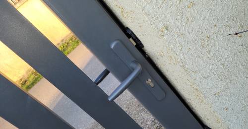 Détail poignée portillon