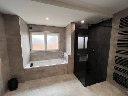 Rénovation de salle de bain avec pose de carrelage - Saint-Paul-en-Varax 01