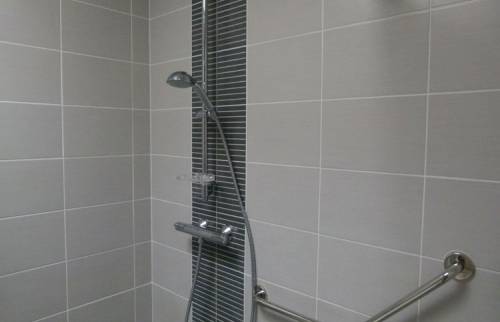 Rénovation de la salle de bain à Rodez avec une barre de maintien