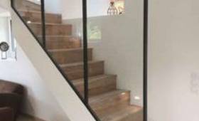 Verrière acier brut sur escalier béton à Brest 29200