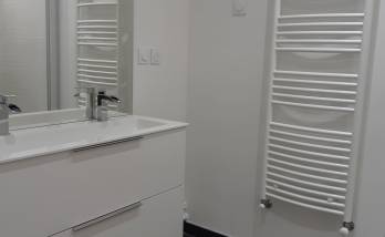 Rénovation de salle de bain avec meuble vasque et radiateur sèche-serviettes - Montluel 01120