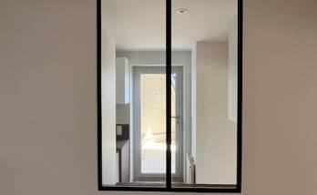 Verrière intérieure et porte-fenêtre en aluminium posée lors d'une rénovation d'appartement - Nantes 44