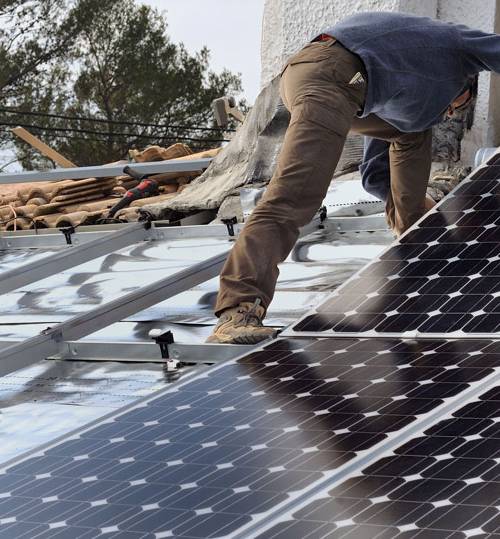 Travaux d'installation de panneaux photovoltaïques en cours - Lieusaint 77127