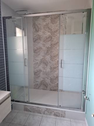 Salle de bain rénovée suite à un dégât des eaux - Bettant 01500