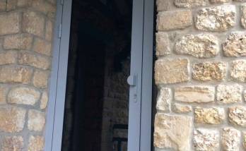 Pose d'une porte d'entrée à Deauville