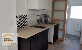 Rénovation complète d’une cuisine près de Quimper : agencement optimisé, matériaux durables et design moderne pour un espace fonctionnel au quotidien.