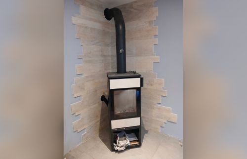 Poêle à bois éteint avec travertin