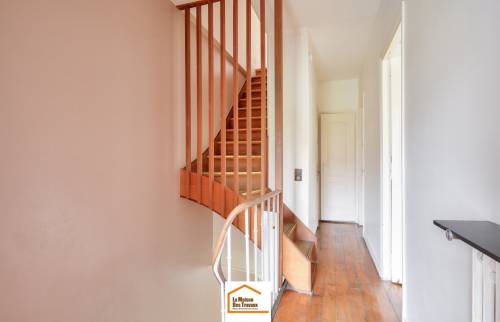 escalier menant à l'étage surélevé