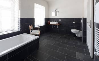 Salle de bain noire