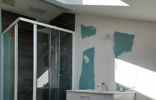 La fenêtre de toit dans la pièce d'eau