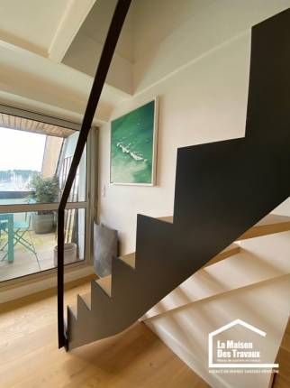 Pose d'un escalier en métal La Maison des Travaux Vannes-Sarzeau-Pénestin