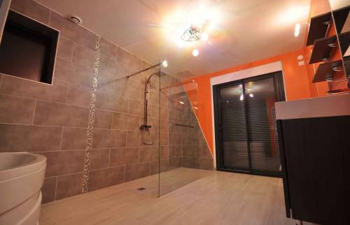 Une salle de bain spatieuse et tonique